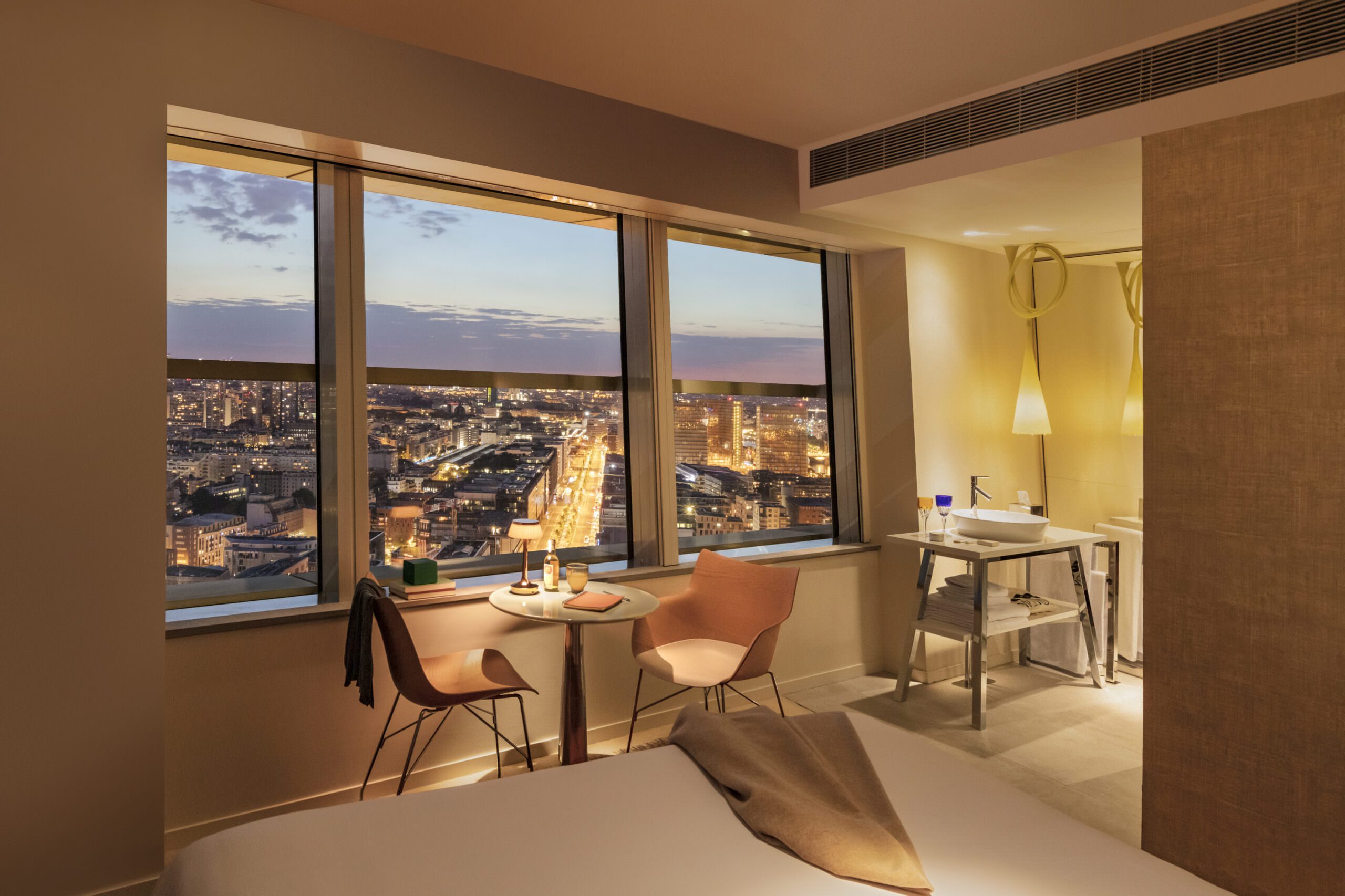 Suite_panoramique_vue_Tour_Eiffel_nuit